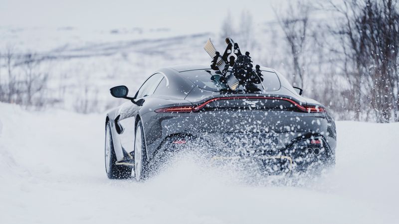 Aston Martin DB12 SKI PACK